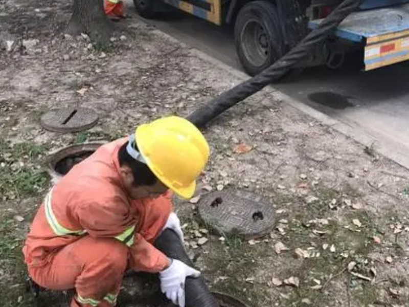 乌鲁木齐水磨沟区会展大道附近清掏污水管道疏通